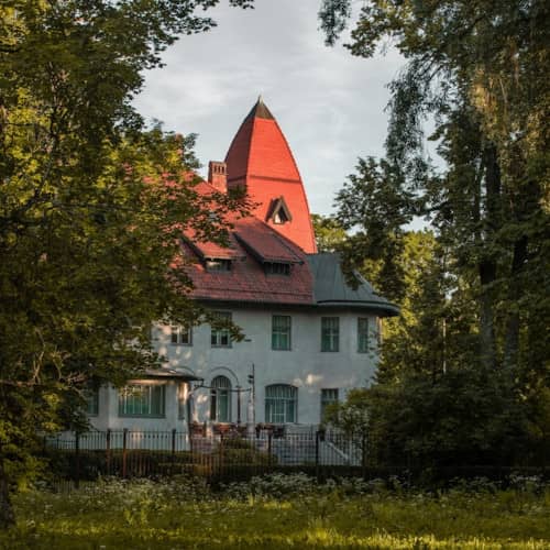 Photo d'une vieille maison assez imposante