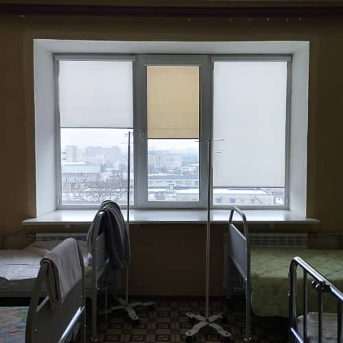 Photo d'une fenêtre fermée d'hopital
