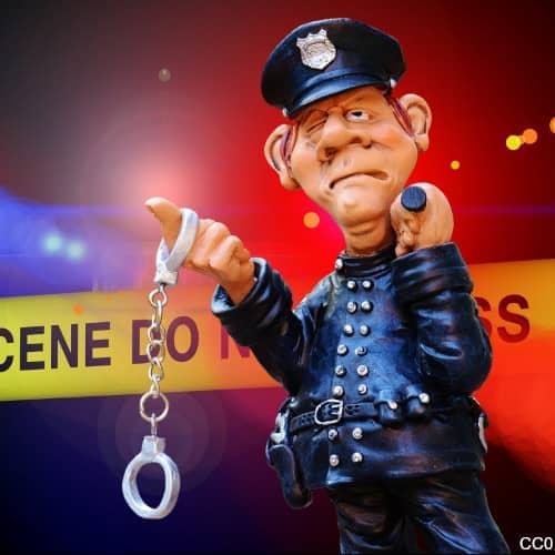 Dessin d'un policier tenant une paire de menottes devant un bandeau Crime Scene