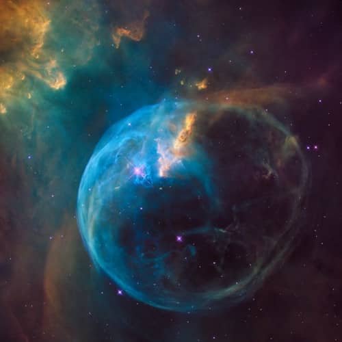 Photo de l'espace, avec une forme planétaire, mais brumeuse, comme vivante