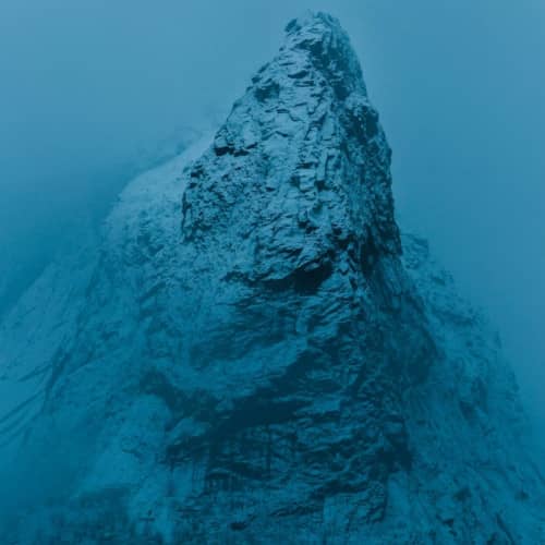 Photo d'une montagne enneigée