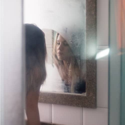 Photo d'une jeune fille se regardant dans le miroir