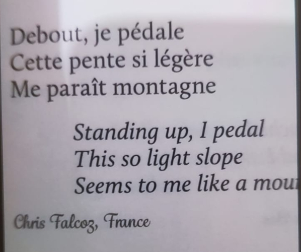 Extrait avec mon haïku et sa traduction : Debout, je pédale / Cette pente si légère / Me paraît montagne