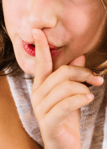 Photo du doigt d'un enfant sur sa bouche pour dire chut