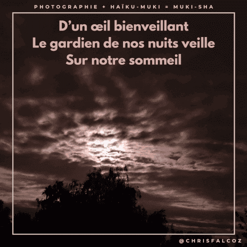 Photo de la lune à travers les nuages, de nuit, entourée d'un halo de lumière faisant penser à un oeil et sa pupille