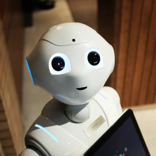 Photo d'un robot au visage innocent