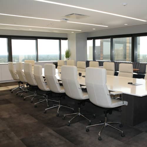 Photo d'une belle salle de réunion vide