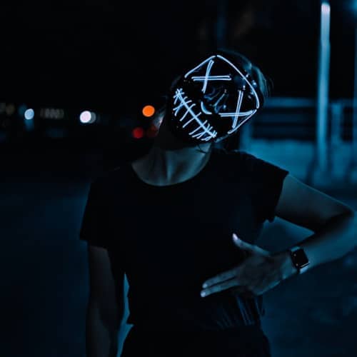Photo d'une femme avec un masque étrange sur le visage montrant son corps humain