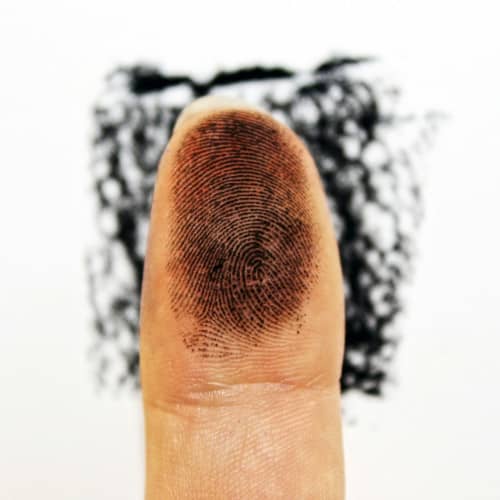 Photo d'un doigt avec les empreinte digitales visibles