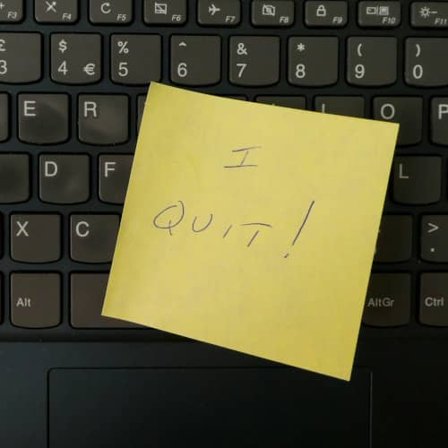 Photo d'un clavier sur lequel il y a un post-it 'I quit !'