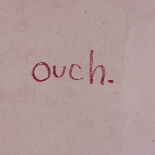 Photo de 'ouch.' écrit sur un mur