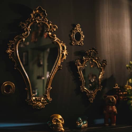 Photo d'un vieux miroir sombre