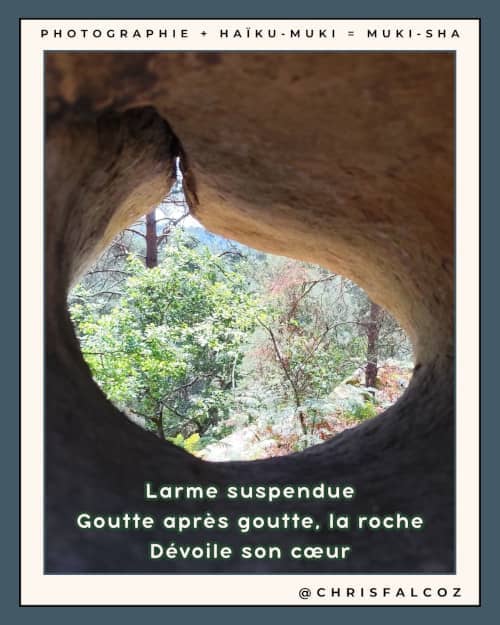 Photo d'un paysage à travers un trou en forme de goutte dans un rocher